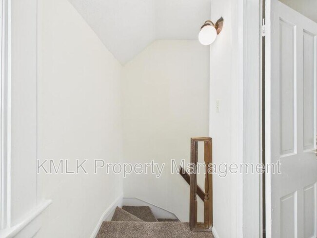 Building Photo - 484 Crouse St