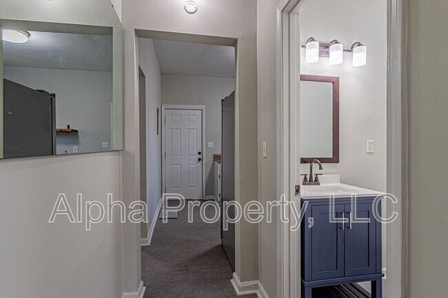 Building Photo - 10 Montana St