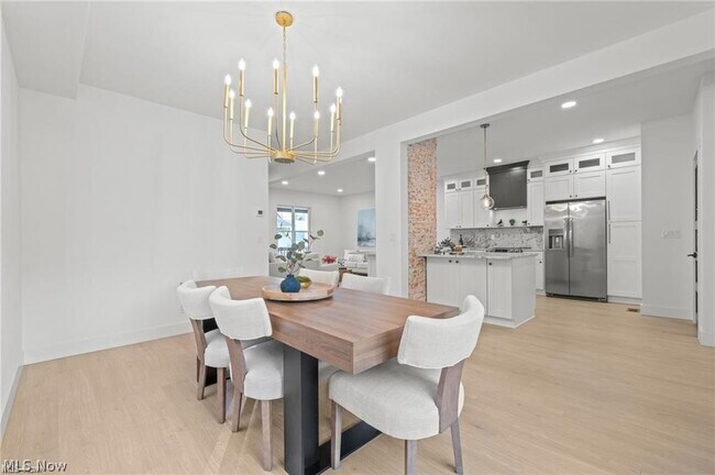 Building Photo - 1422 W 77th St