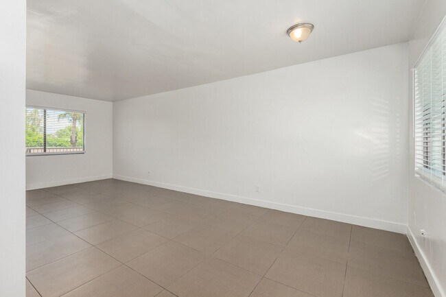 Building Photo - Upgraded One Bedroom, One Bathroom at 28 o...