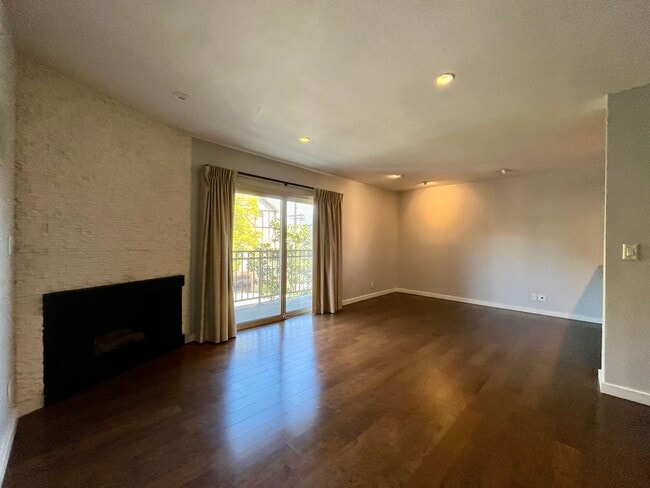 Building Photo - Highly desirable Rob Clark building one of the most walkable neighborhoods in LA