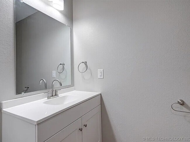 Building Photo - Spacious and Updated Three Bedroom Home with Large Backyard!!