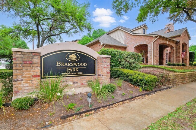 Building Photo - 2255 Braeswood Park Dr