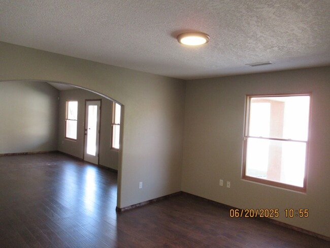 Building Photo - Massive 5Bed, 4Bath, 2Story Home Located i...