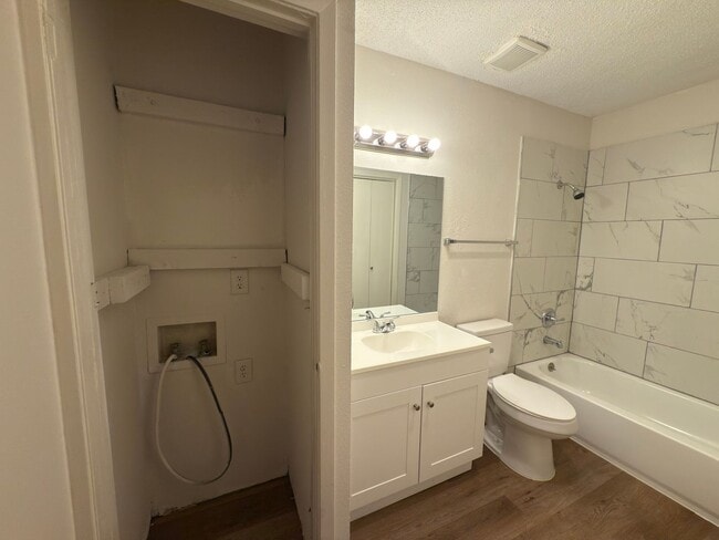Building Photo - Charming 1 Bedroom Unit in Dallas!