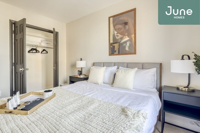 Building Photo - Queen room in 5-bed/2.5-bath Home