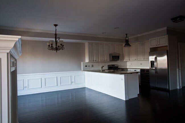 Building Photo - 2213 Maple Hill