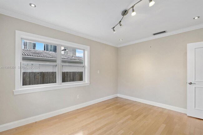 Building Photo - 300 187th St