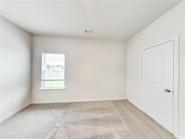 Building Photo - 905 Hesston Dr