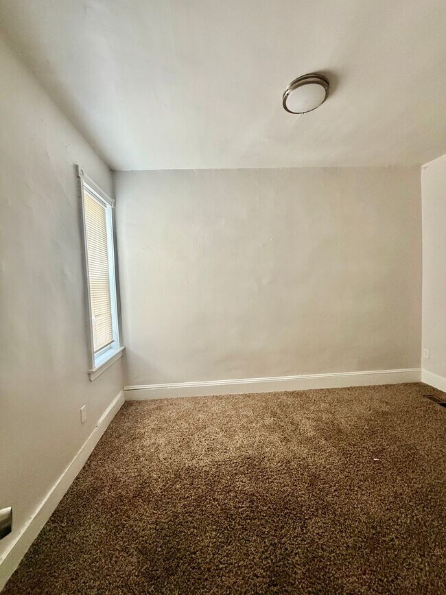 Building Photo - Spacious 3-Bedroom Home with Central A/C, In-Unit Laundry & Pet-Friendly Living