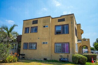 Building Photo - 1353 W 49th St