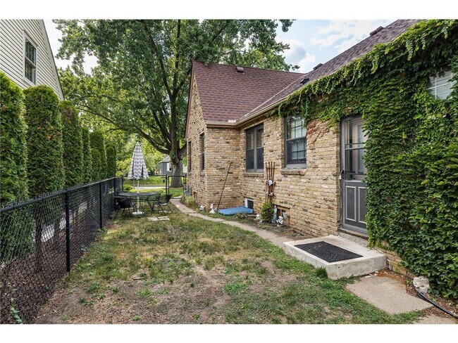side entrance - 5421 Chicago Ave