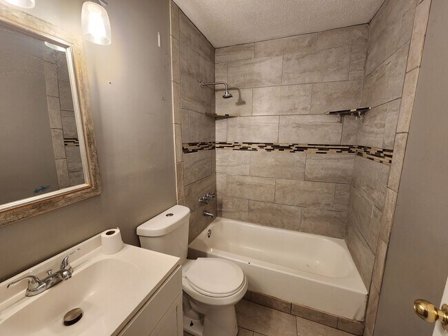 Building Photo - 3 bedroom/2bath  $1295/mth