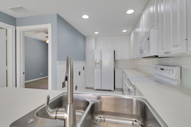 Building Photo - 28721 Alessandria Cir