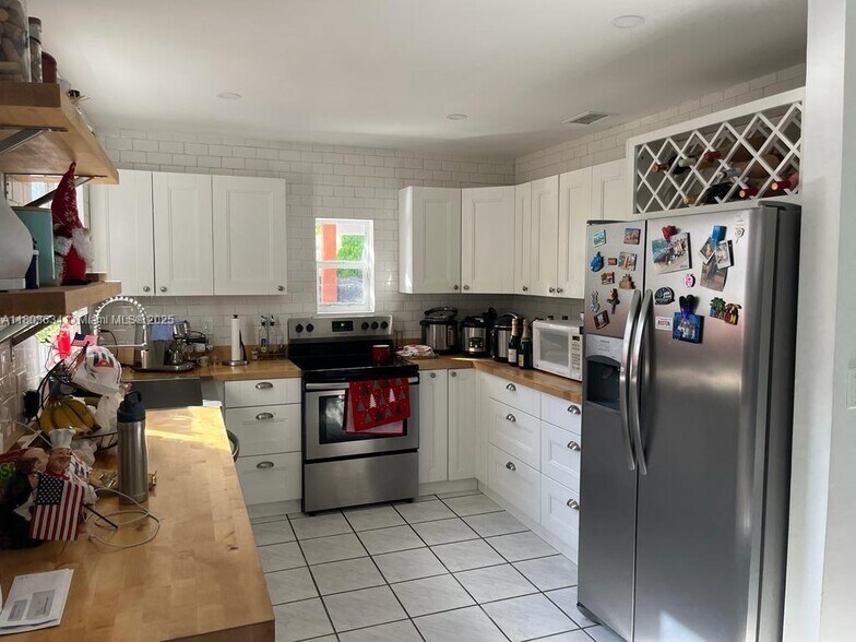 Building Photo - 9953 SW 154th Ct