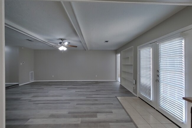 Building Photo - 3815 Regency Dr