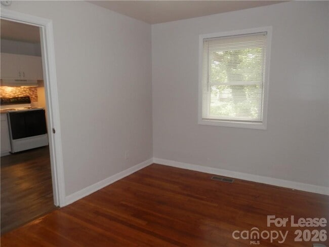 Building Photo - 2827 Burbank Dr