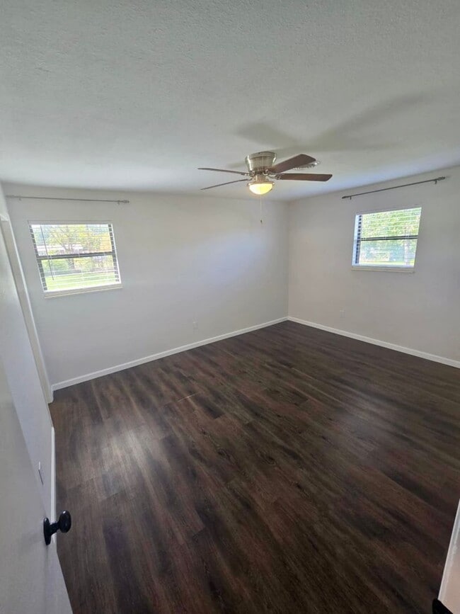 Building Photo - Location Friendly!!