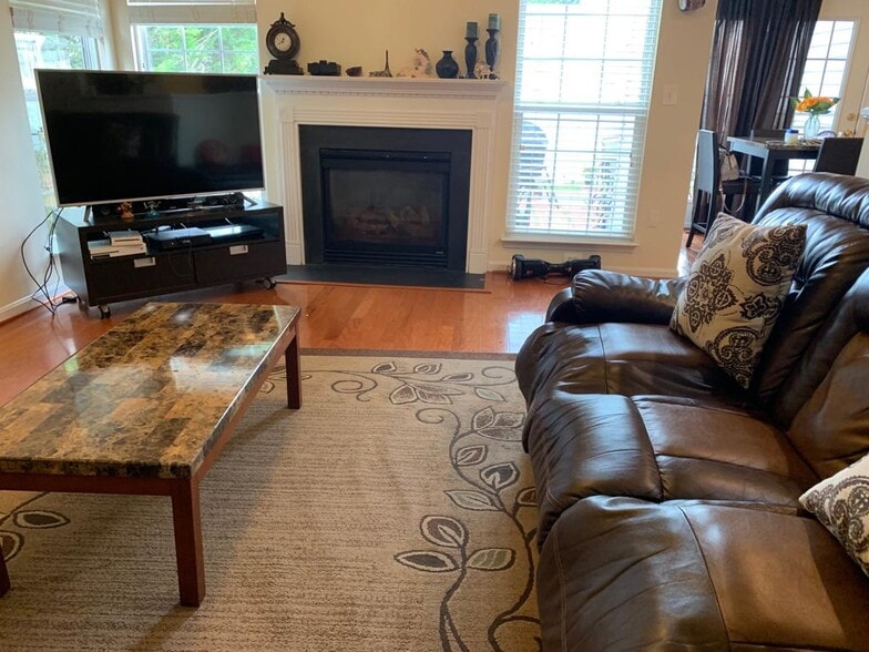 Family Room - 43309 Ardmore St