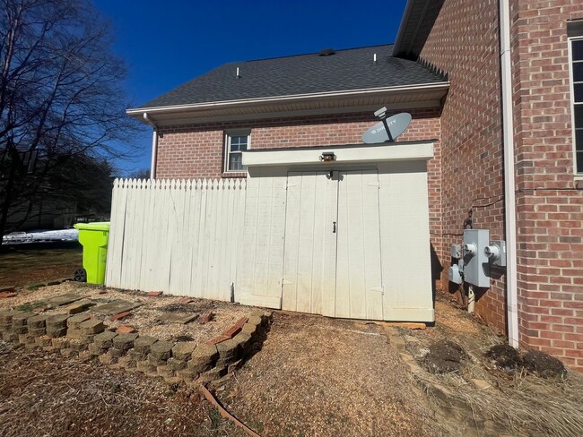 Building Photo - Gorgeous Home in Forest w/2 Car Garage