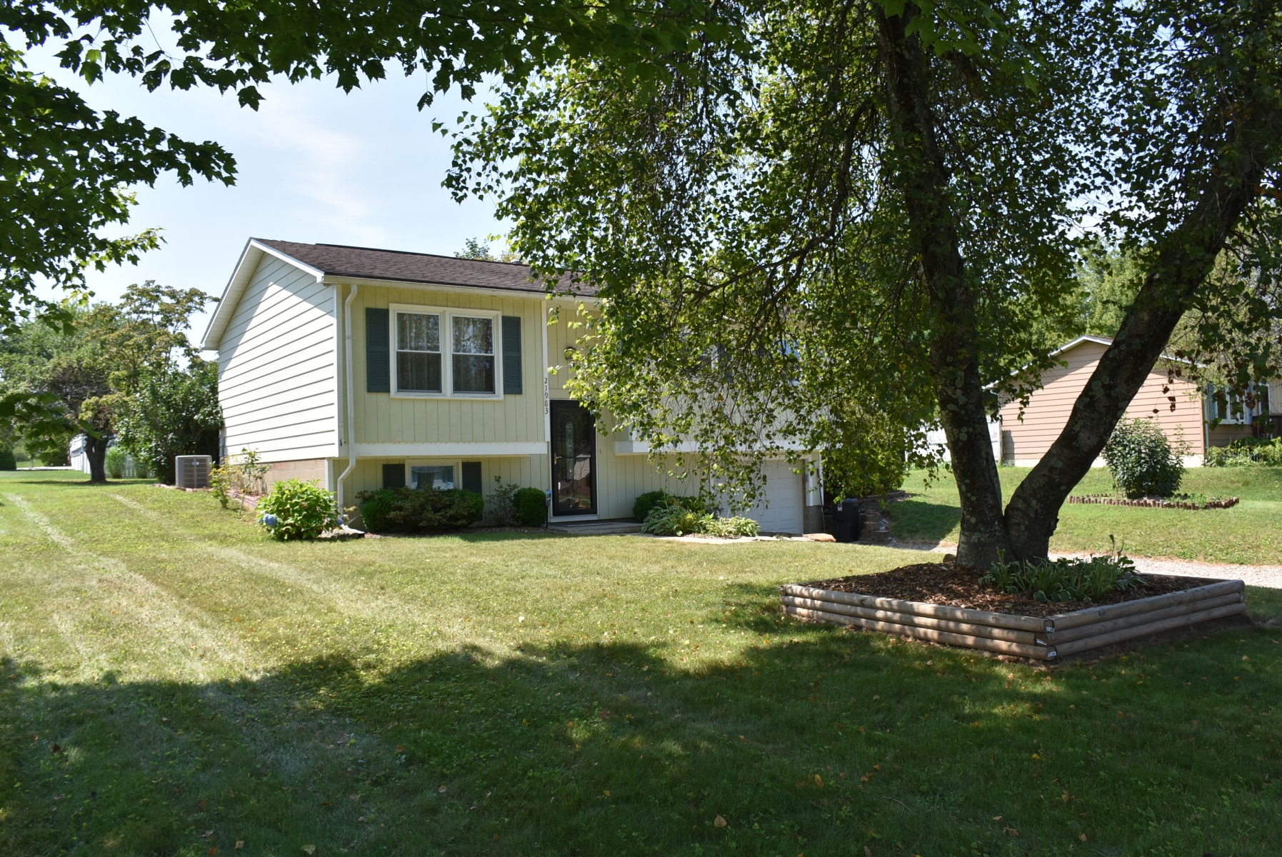 Building Photo - 21983 Russet Dr