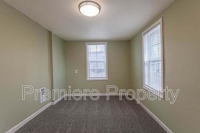 Building Photo - 205 S Willis Ave