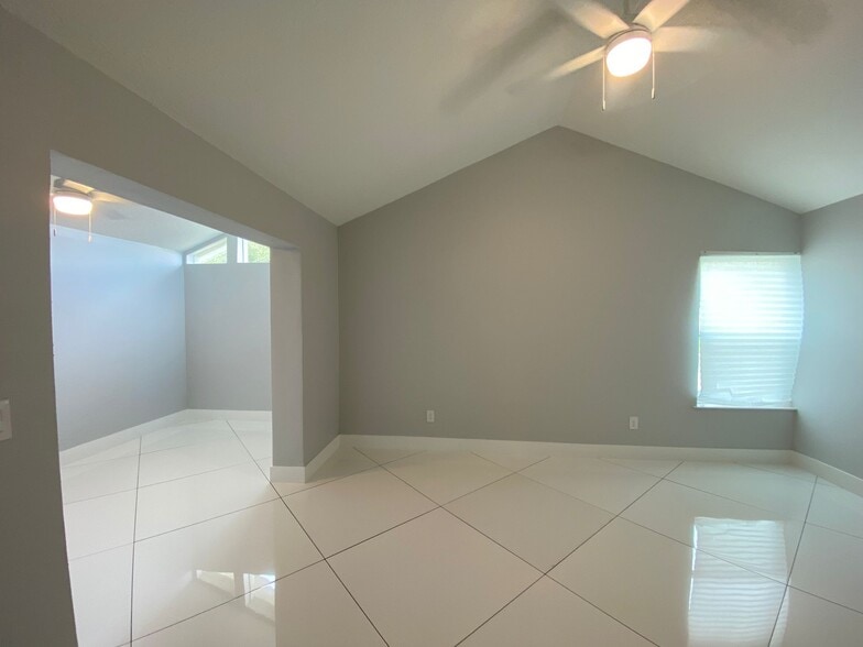 Building Photo - 2032 Gregory Dr