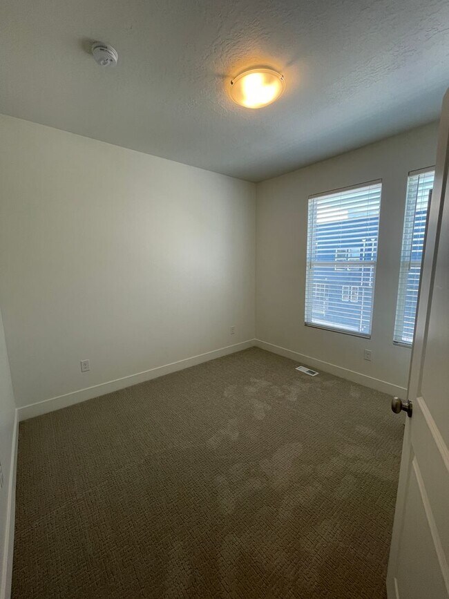Building Photo - 597 Nichole Ln
