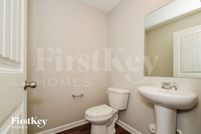 Building Photo - 210 Oakwell St