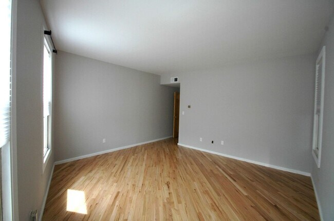 Building Photo - Remodeled 2BR in Victorian | Oversized Living & Dining | Walk to Yale | Massive Walk-In Closet