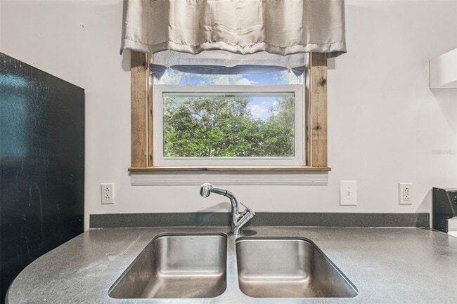 Building Photo - 16453 Pawnee Dr