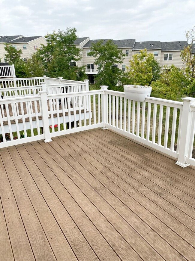 Building Photo - Gorgeous 4-Bed Townhome located in North W...
