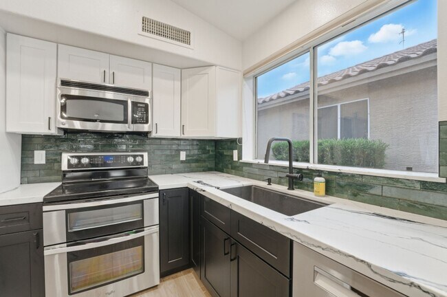 Building Photo - Modern & Spacious 3 Bed 2 Bath Home in Nor...