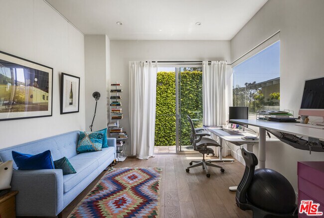 Building Photo - 814 Crestmoore Pl