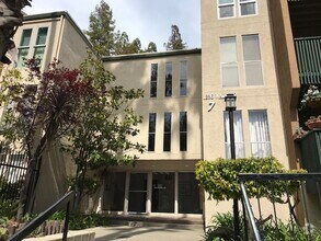 Building Photo - Updated 2 bedroom condo-downtown Walnut Cr...
