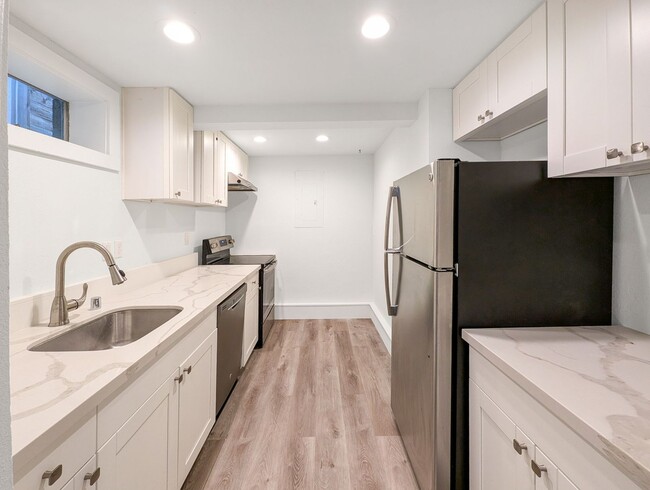 Building Photo - Cozy 1-Bedroom with Bonus Room and Modern Touches in Prime West Seattle Location