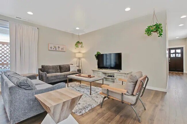 Building Photo - Beautiful 3 bedroom Single Level Home _ Pe...