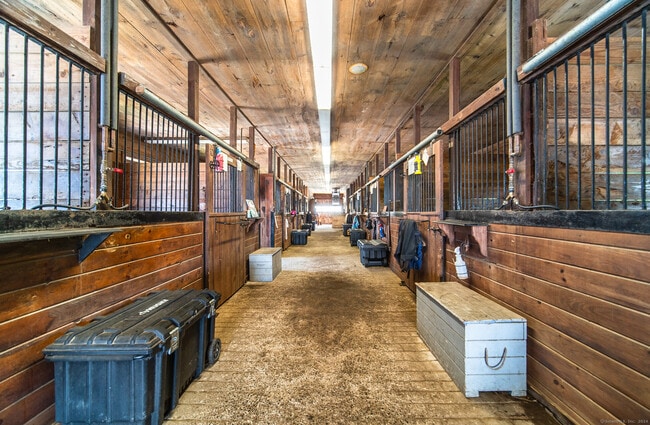 Building Photo - 558 N Roast Meat Hill Rd