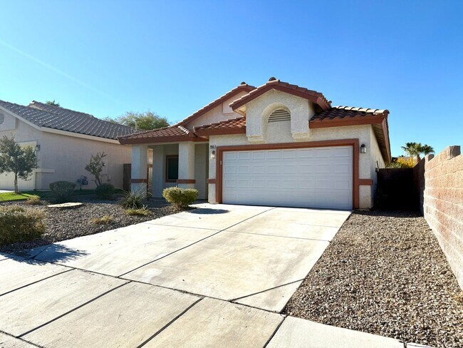Building Photo - 3 Bedroom Home off of S Eastern and Sunrid...