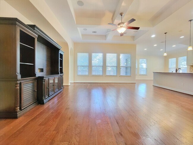 Building Photo - Large 3 Bedroom, 2.5 Bathroom Home – Fully Equipped Kitchen & Washer/Dryer Hookups