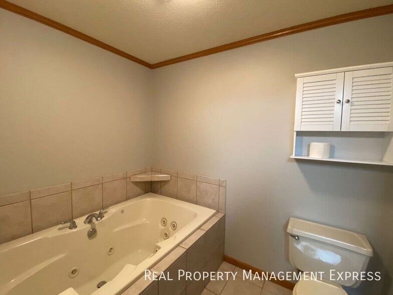 Building Photo - Spacious 4 bedroom 3 bathroom