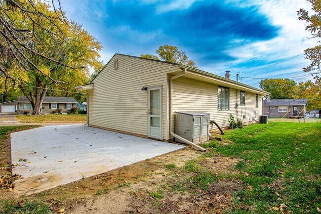 Building Photo - 3 Bedroom / 2 Bath Home with Finished Basment and Washer/Dryer!