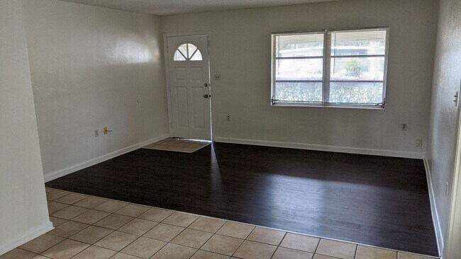 Building Photo - 3 Bedroom 2 Bath in Eustis Fl