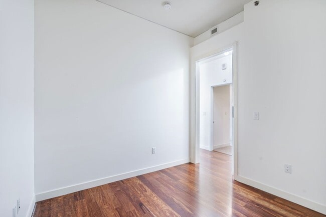 Building Photo - Park Place - 1 bed/1.5 bath/bonus room - Pearl District Condo w/NEW paint/bedroom carpet/parking/...