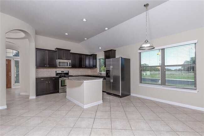 Building Photo - 504 Tascate St