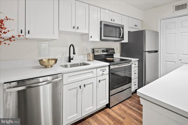 Building Photo - 3303 Wyndham Cir