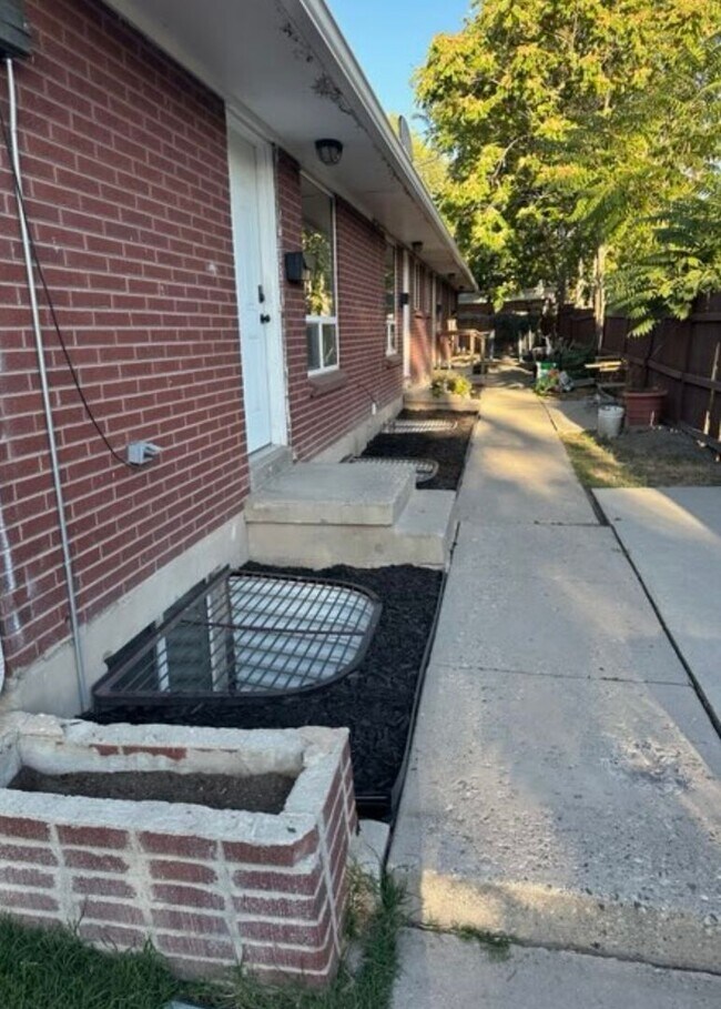 Building Photo - Three Bedroom Gem in Salt Lake City; Clean...