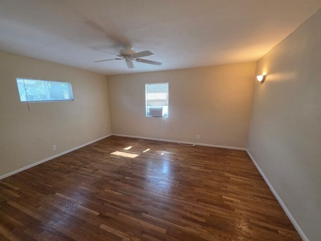 Building Photo - Beautiful 3-Bedroom, 3-Bath Home with Mode...