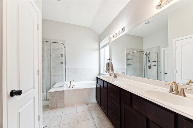 Building Photo - 224 Rochester Trail Ln