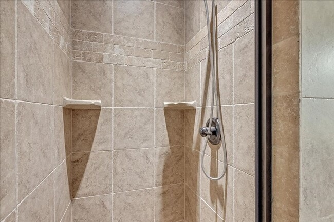 Building Photo - Gorgeous Executive Home - Open Plan - Stor...